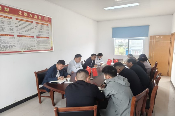 镇党委书记周启春同志到东风村召开干部座谈会