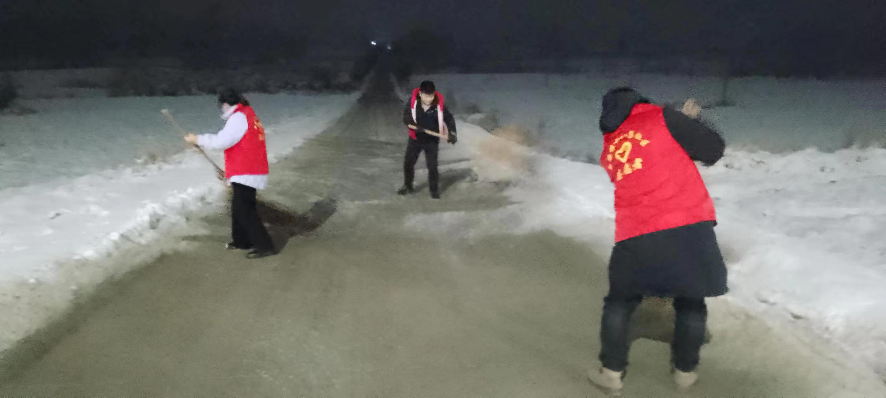十八集社区开展“志愿扫雪”工作