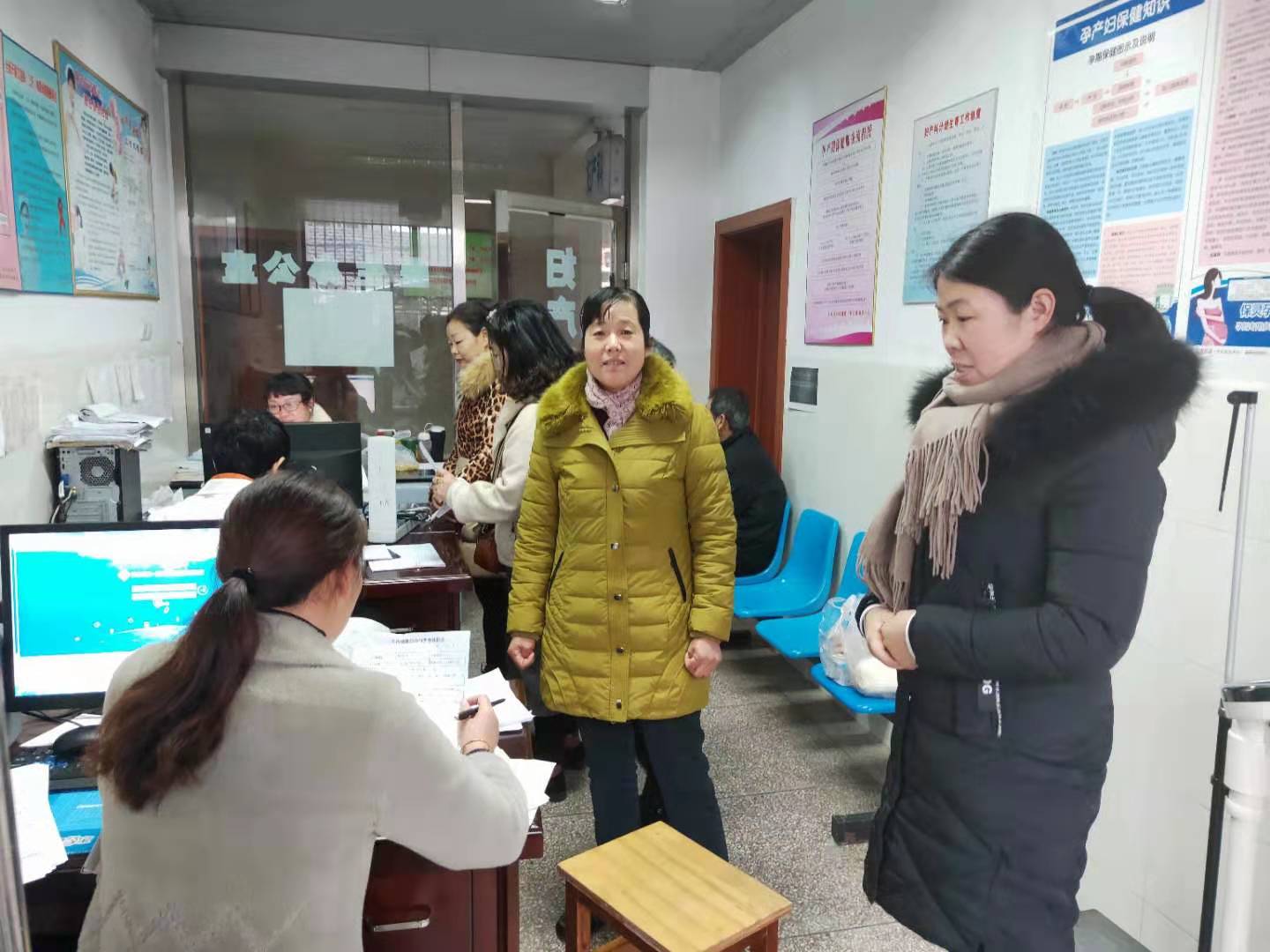 铜南村组织妇女前往铜城镇医院进行妇科病检查