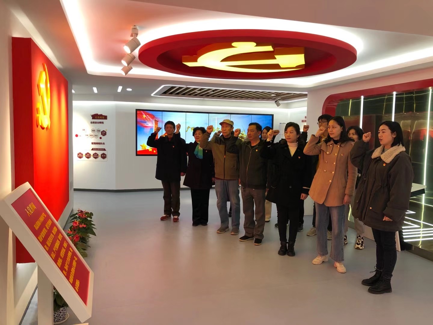 天福社区7个网格党支部的党员们重温入党誓词。刘世军摄