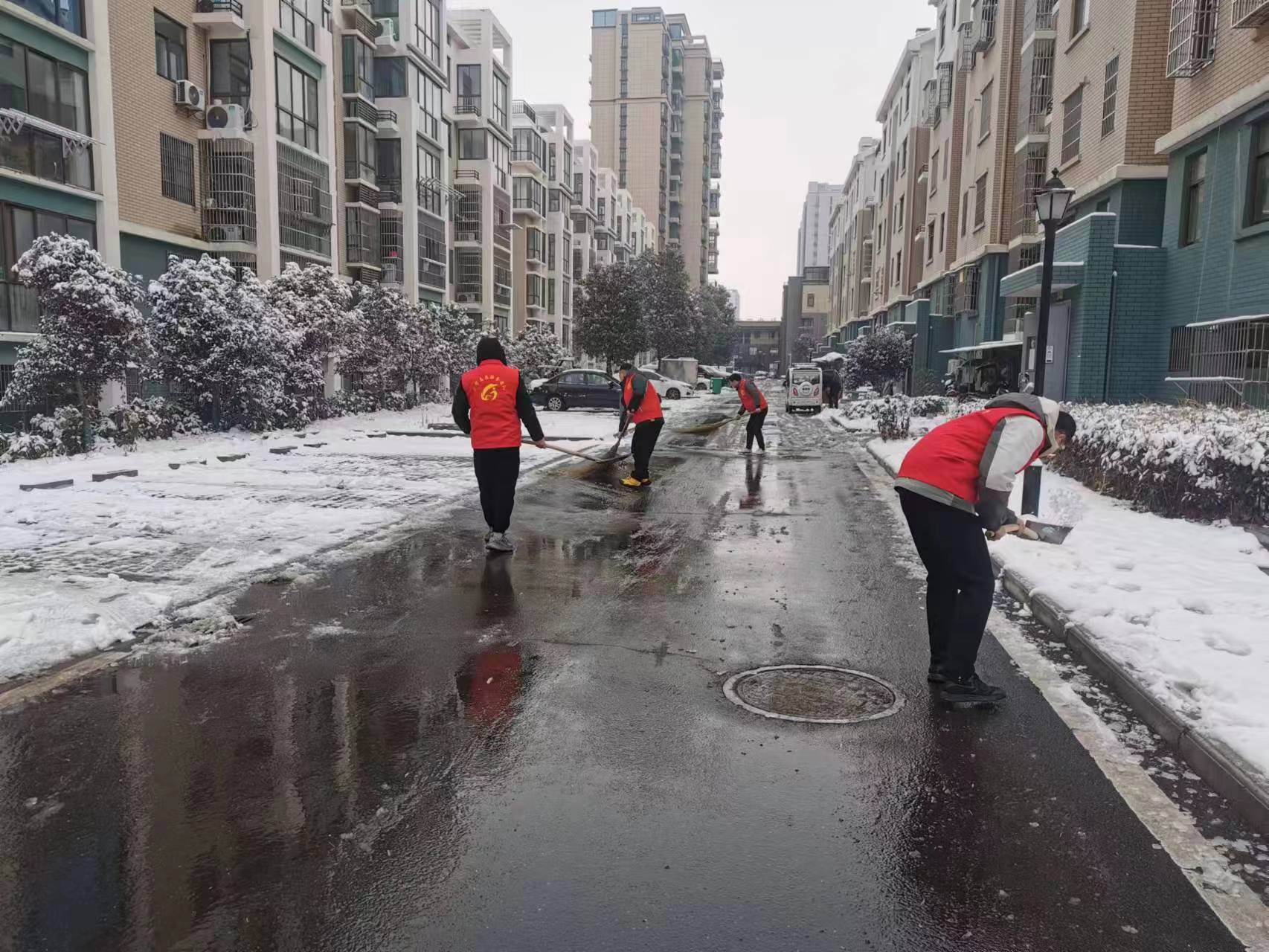 广陵街道广宁村:组织党员干部扫雪除冰 保障道路安全