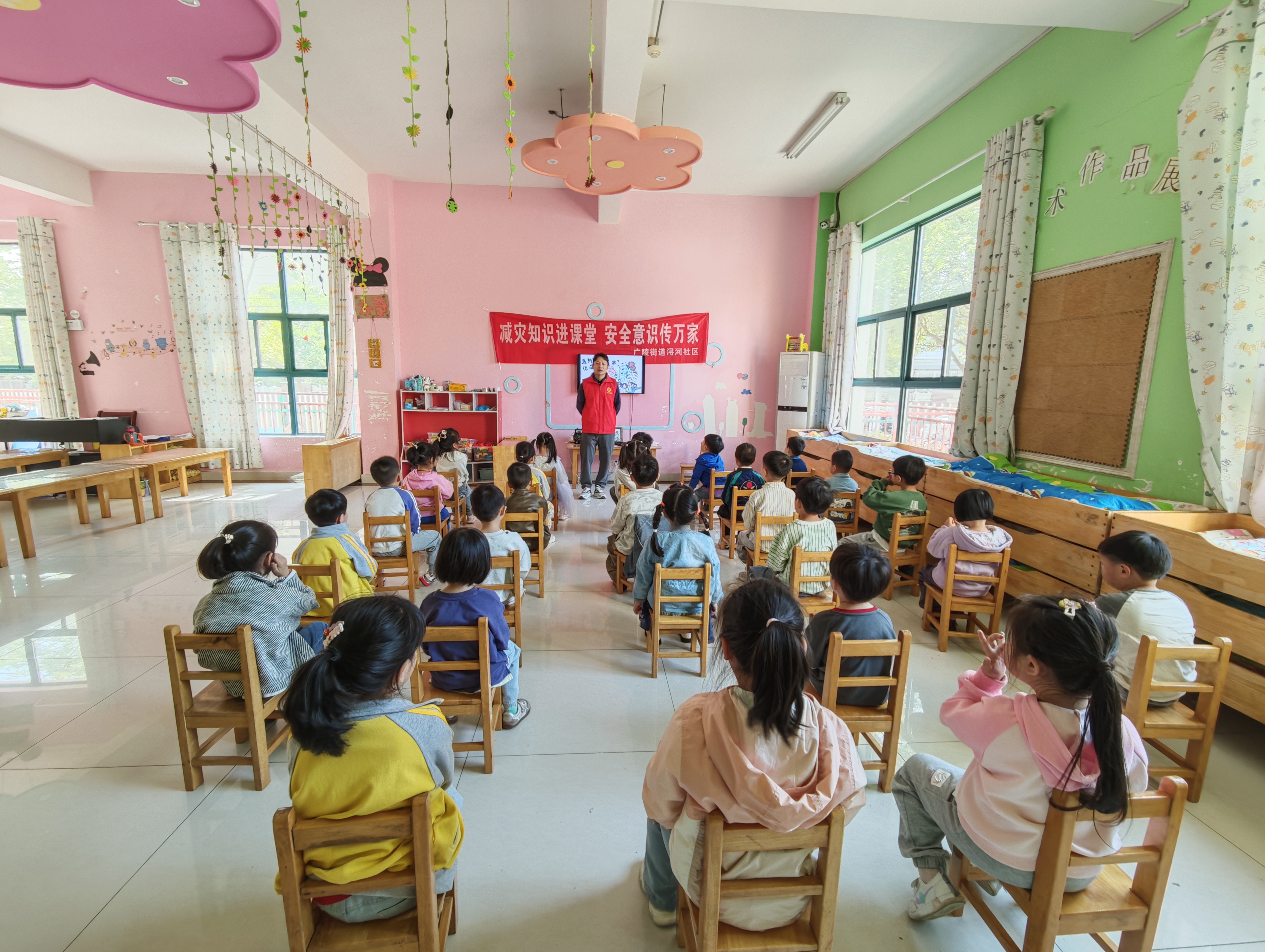 广陵街道浔河社区：筑牢安全堡垒，护航幼苗成长
