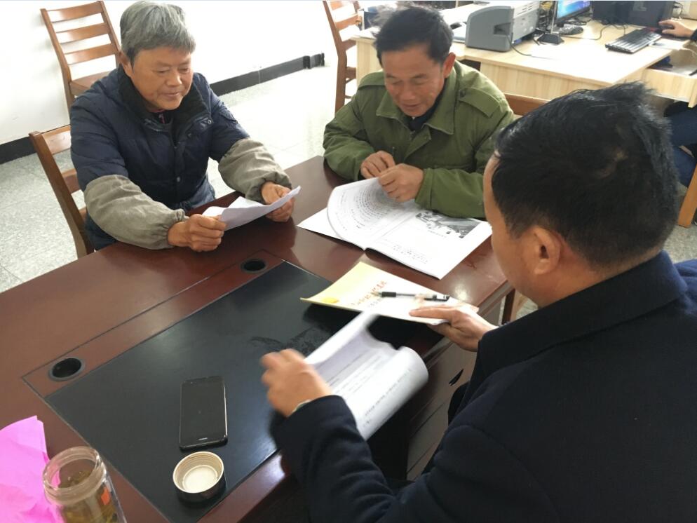 12月5日上午,农业支部书记陈传新组织两委支委成员刘桂龙和张培香