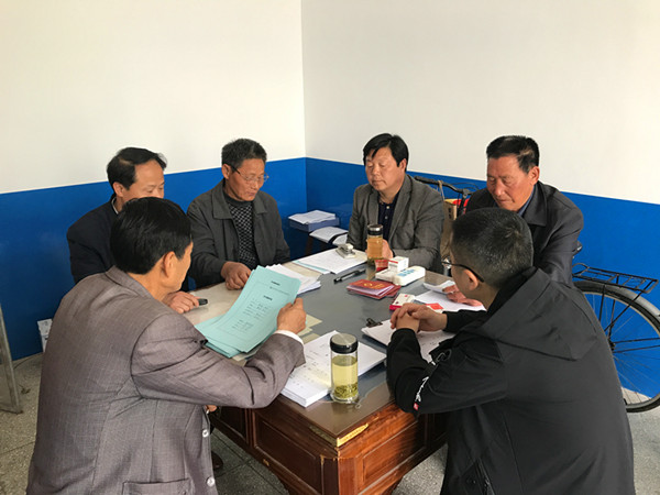 新街镇李坡村召开党小组讨论会