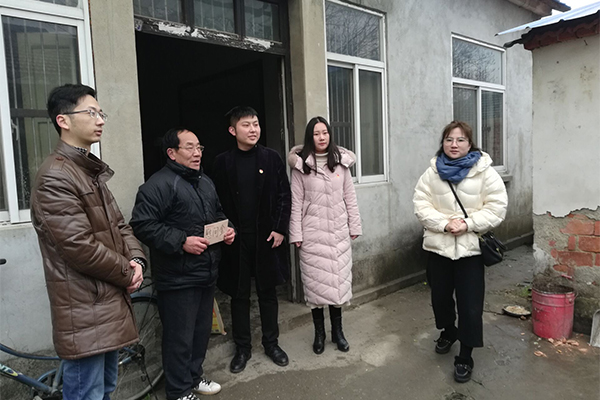 团天长市委副书记周以凯,贺敏星一行走访慰问汊涧镇困难群众