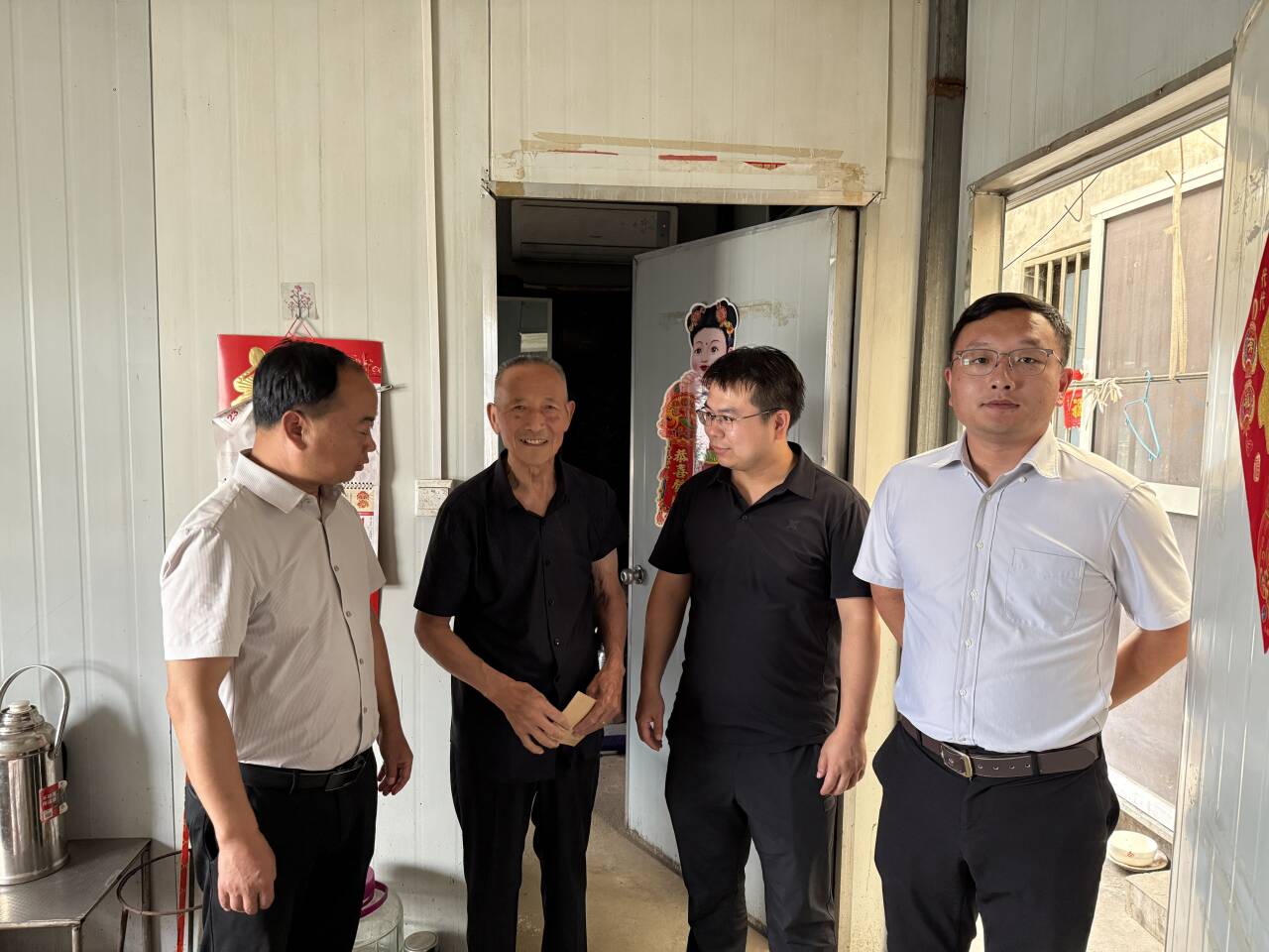 七一慰问送温情 组织关怀暖人心