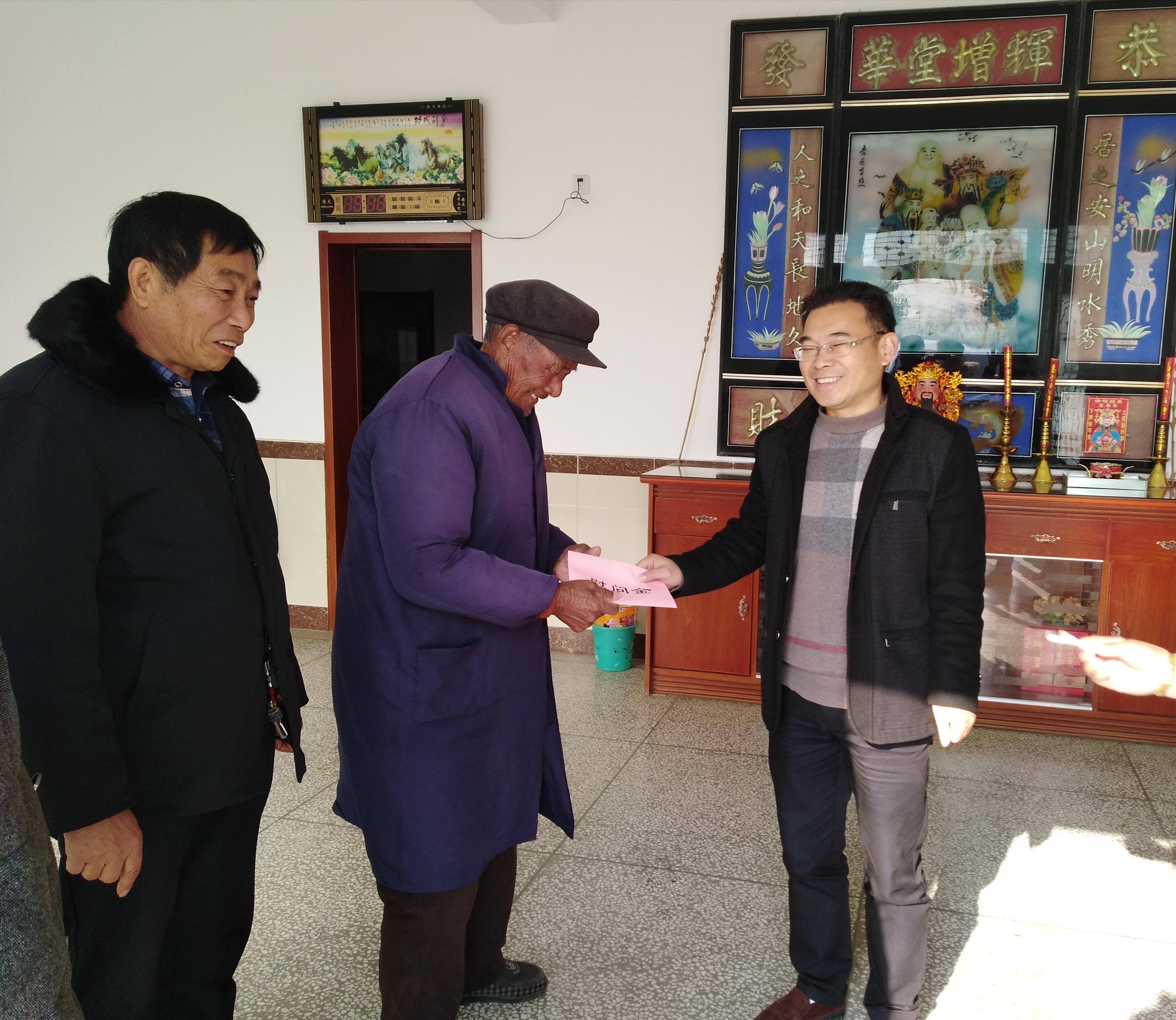 市城投公司为汴桥村退役和现役军人家属送慰问