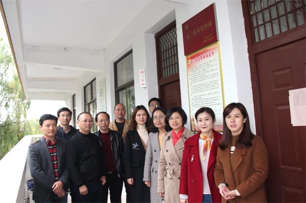 关塘中学党委举行高三教师党员先锋岗签名承诺仪式