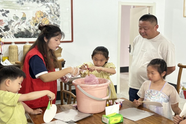 郑集镇团委：巧手绘漆扇 童心品神话 