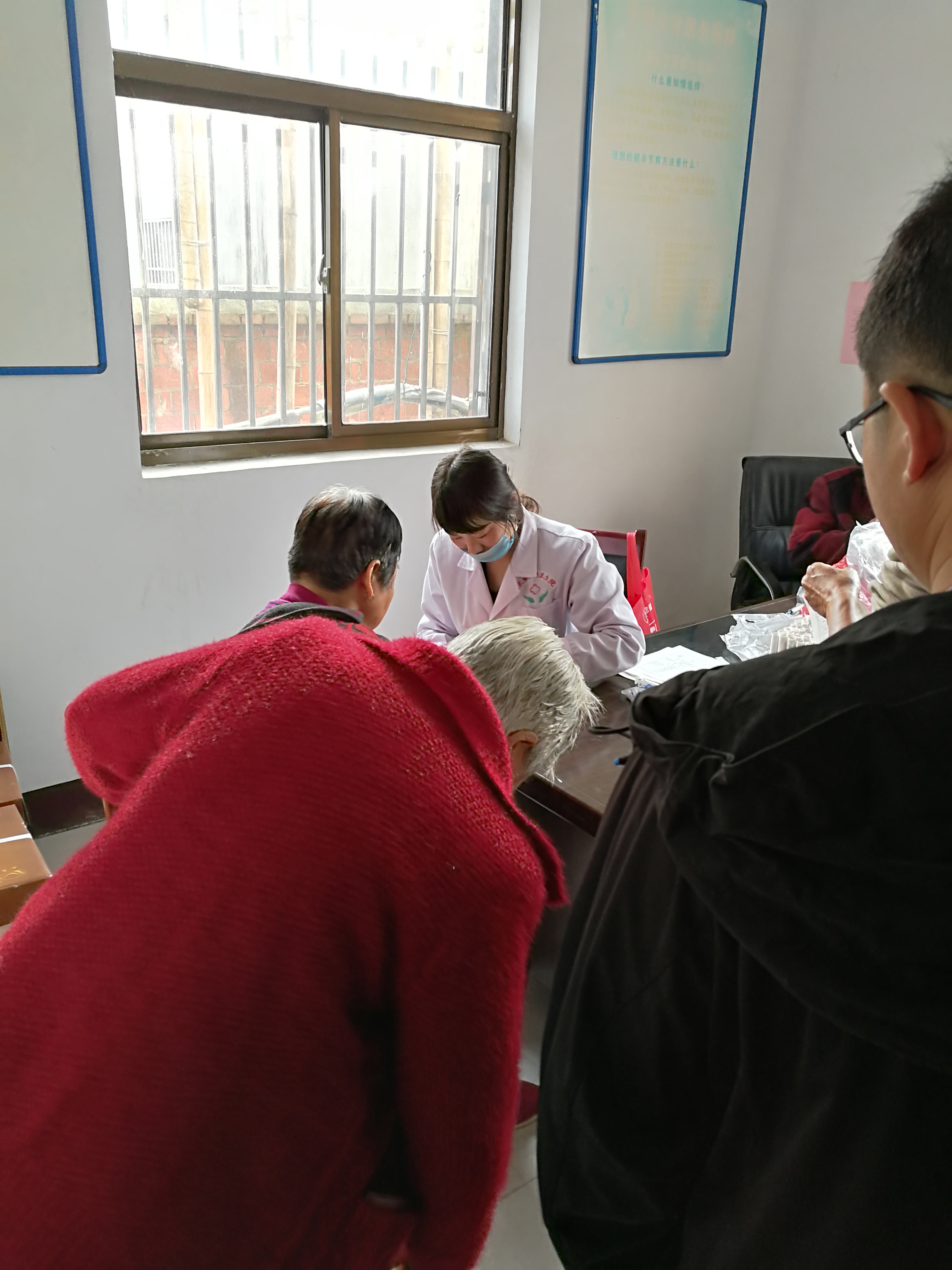 平安医院到保安村为老年人检查身体