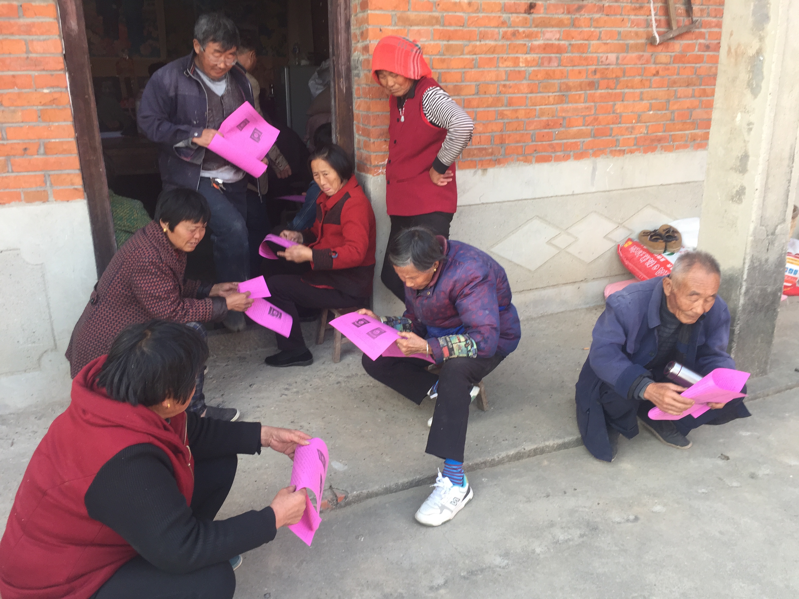 虎山村村干下乡宣传城乡居民社会养老保险政策宣传和人身意外保险理赔