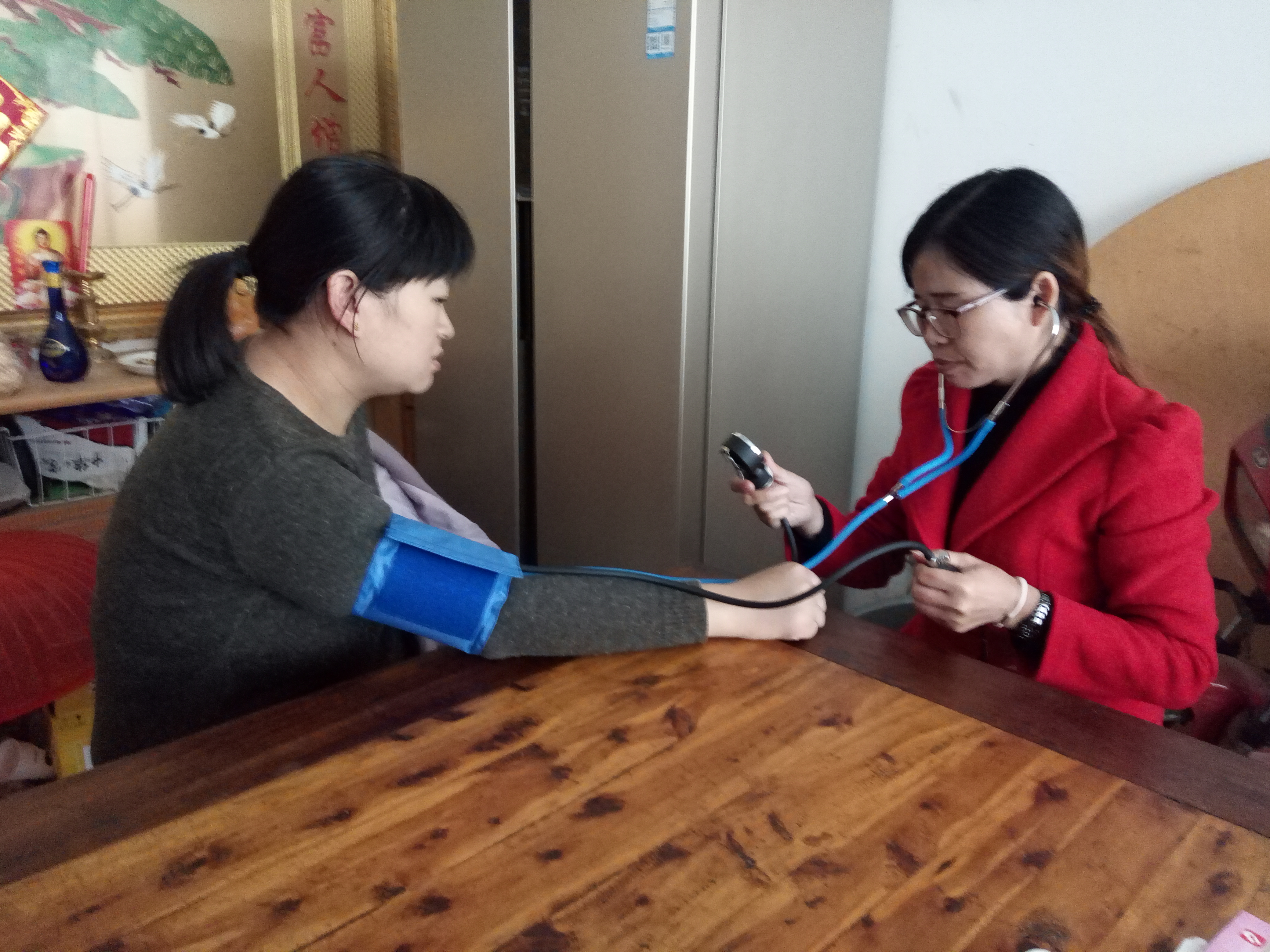 八墩村计生专干上门为育龄妇女测量血压