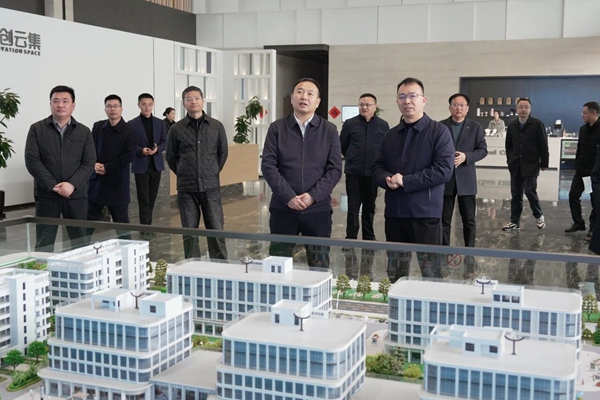 张秀山到重点企业宣讲全国两会精神时强调：聚力项目攻坚 做强创新引擎 以实干实绩推动高质量发展 3月24日上午，市委书记张秀山深入滁州高新区、汊涧镇等地，宣讲全国两会精神并调研重点企业发展工作。他强调，要深入学习贯彻习近平总书记在全国两会期间的重要讲话和全国两会精神，全面落实省委、滁州市委工作部署，坚持项目为王、创新为要，持续激发企业创新活力，以实干实绩推动“十五五”良好开局。 在安徽众鑫科技股份有限公司，张秀山走进企业展厅和生产车间，详细了解年产22万套新能源汽车电机及零部件项目建设情况。该项目入选202