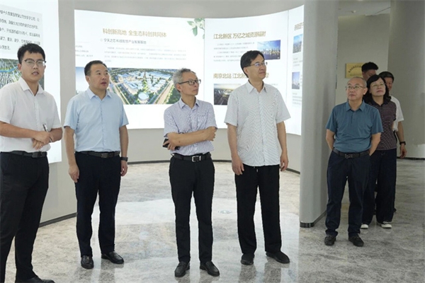 江苏省体育产业集团来我市考察