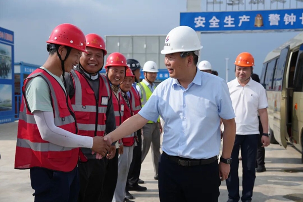 张秀山看望慰问高温天气一线劳动者并调研重点工程建设