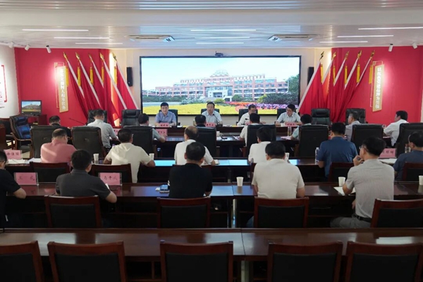 张秀山主持召开全市高中教育教学工作座谈会