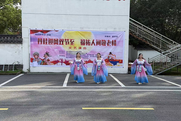 双节同庆聚民心：杨村镇举办“庆国庆，迎中秋”文艺演出